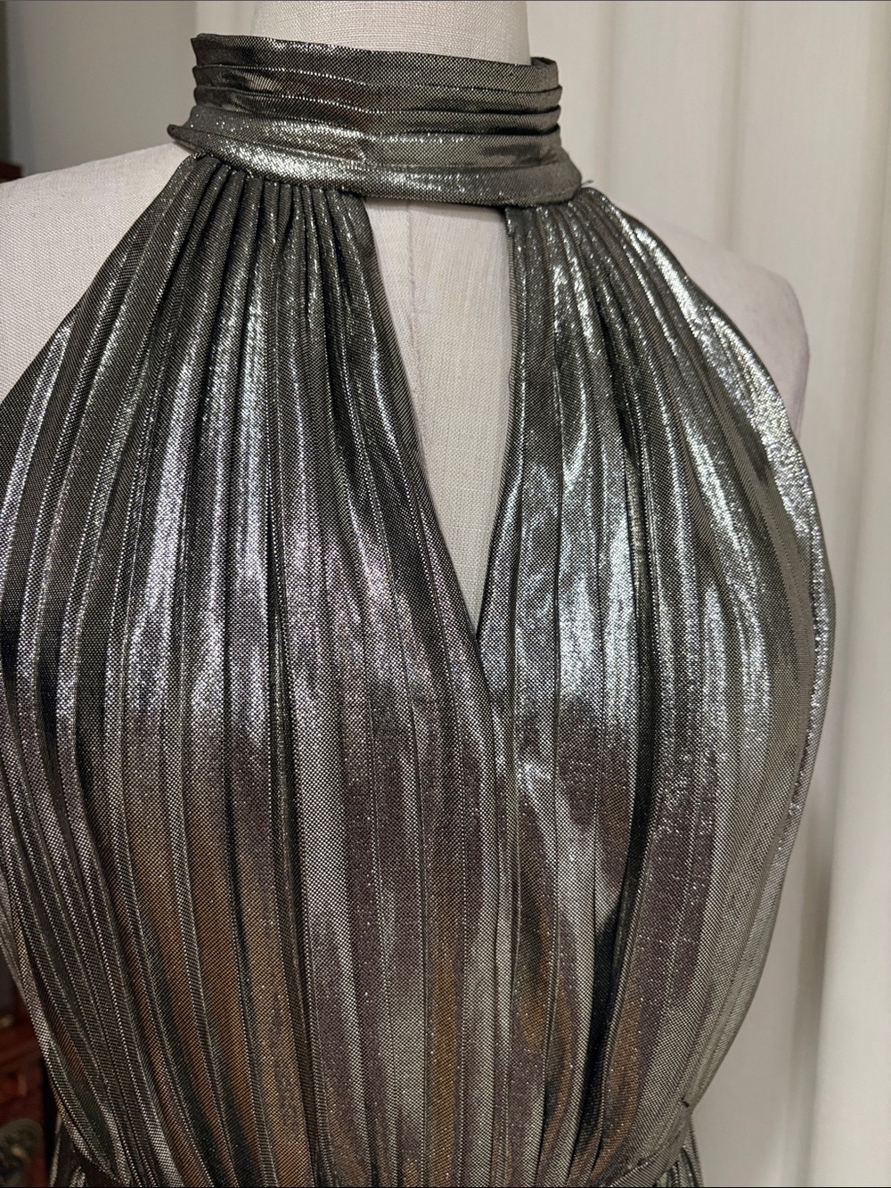 Vince Camuto Metallic  Pleated Halter Maxi gown Dress glam sparkle NWOT size 6 - Picture 4 of 13